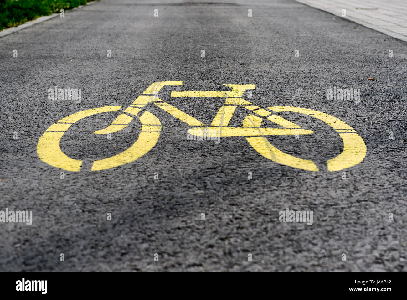 Giallo bicicletta segno di un percorso in bicicletta Foto Stock