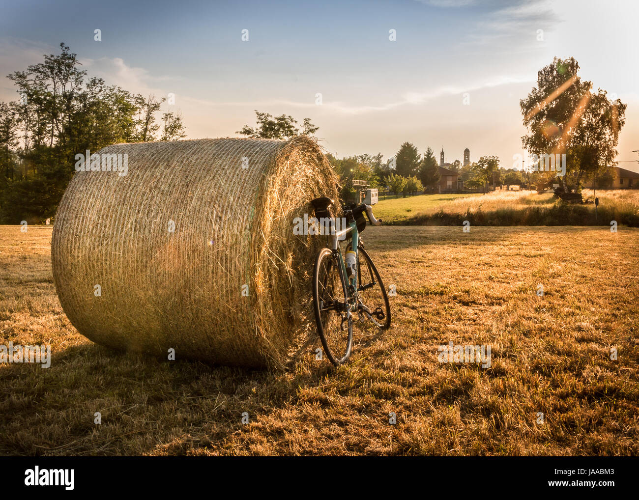 Cycletourism in Italia una bicicletta nel campo nella campagna di talia viaggiare in bici al tramonto Foto Stock