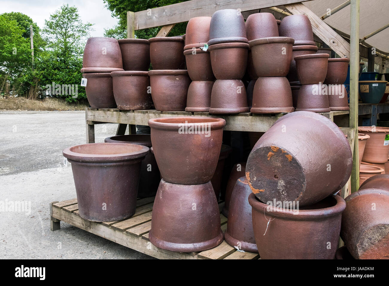 Una varietà di ceramica vasi per piante in vendita in un giardino centrale. Foto Stock
