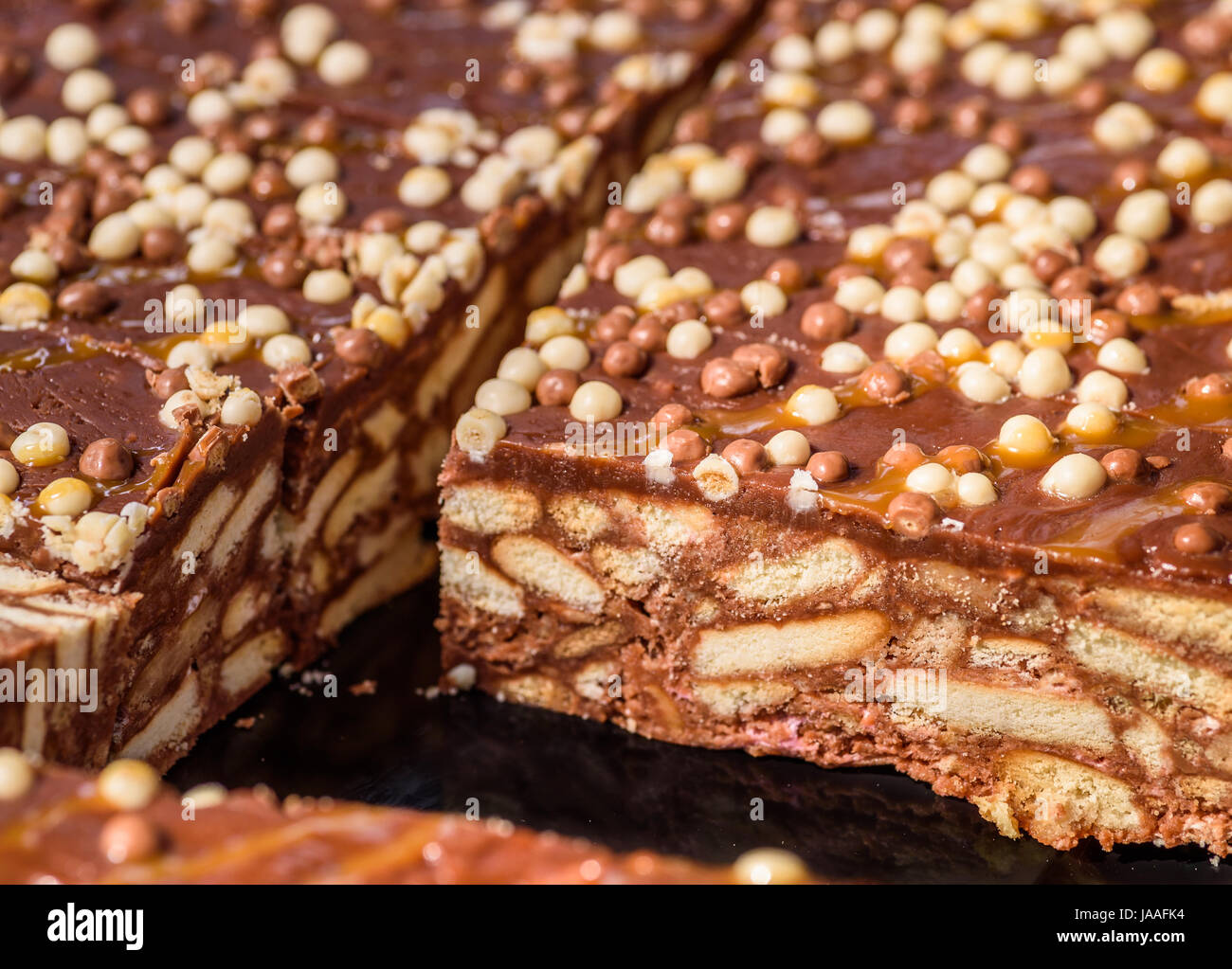 Cioccolato e caramelle mou croccanti fette. Foto Stock