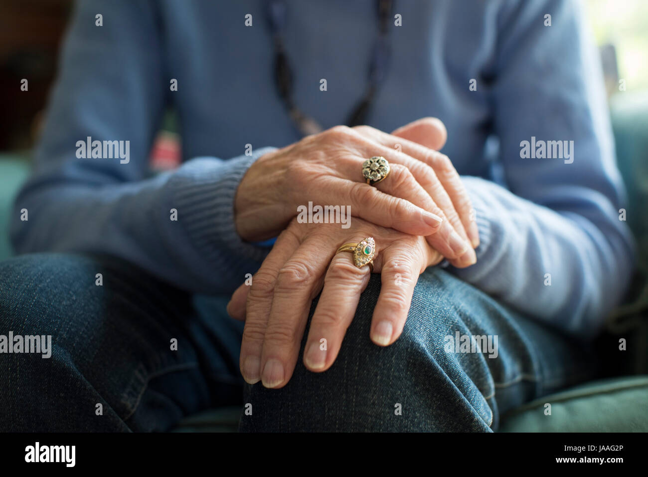 Close Up di Senior donna sofferenza con Parkinsons Diesease Foto Stock
