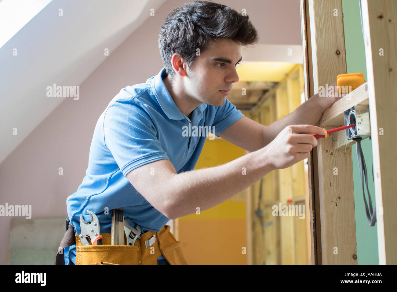 Elettricista Installazione presa nella nuova casa Foto Stock