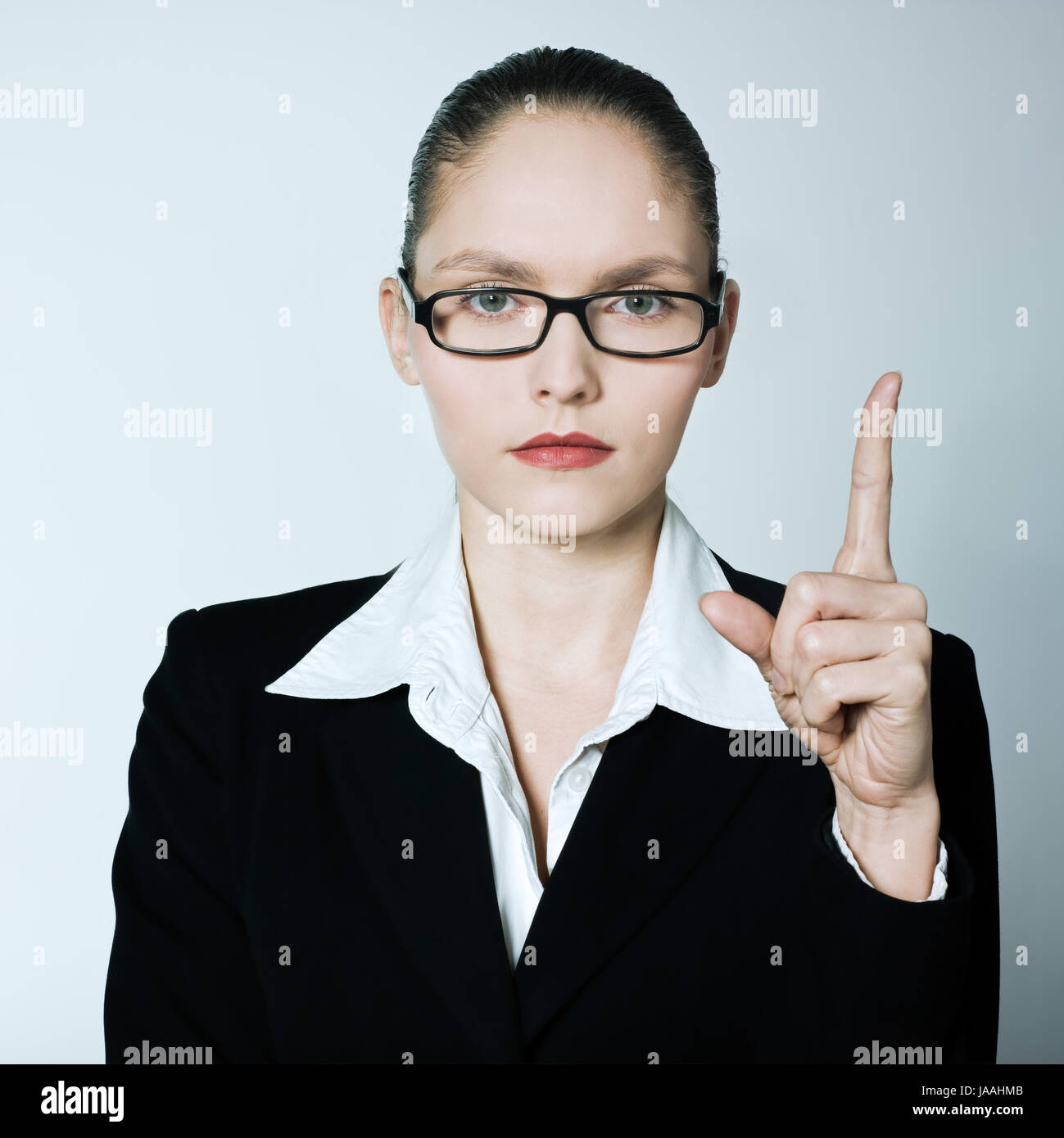 Studio shot ritratto di una giovane caucasico insegnante nanny business donna rivolta verso l'alto dito Foto Stock