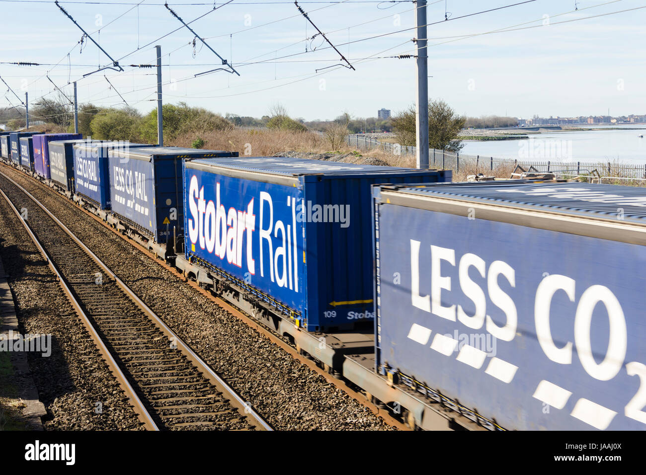 "Meno CO2 Ferrovia' contenitore treno in direzione nord sulla costa ovest linea ferroviaria diretta alla banca Hest, Lancashire. Il 'meno CO2 ferrovia " Treno del marchio è operare Foto Stock