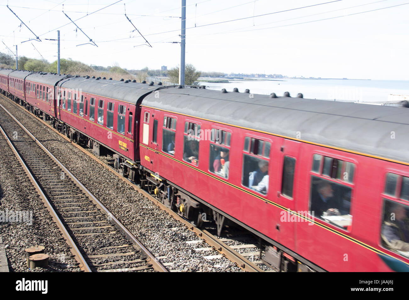 West Coast Railway Company Mark 1 stock di coaching in livrea marrone rossiccio, sotto i fili in banca Hest sul 07:10 ex-London Euston inverno pennini express Foto Stock