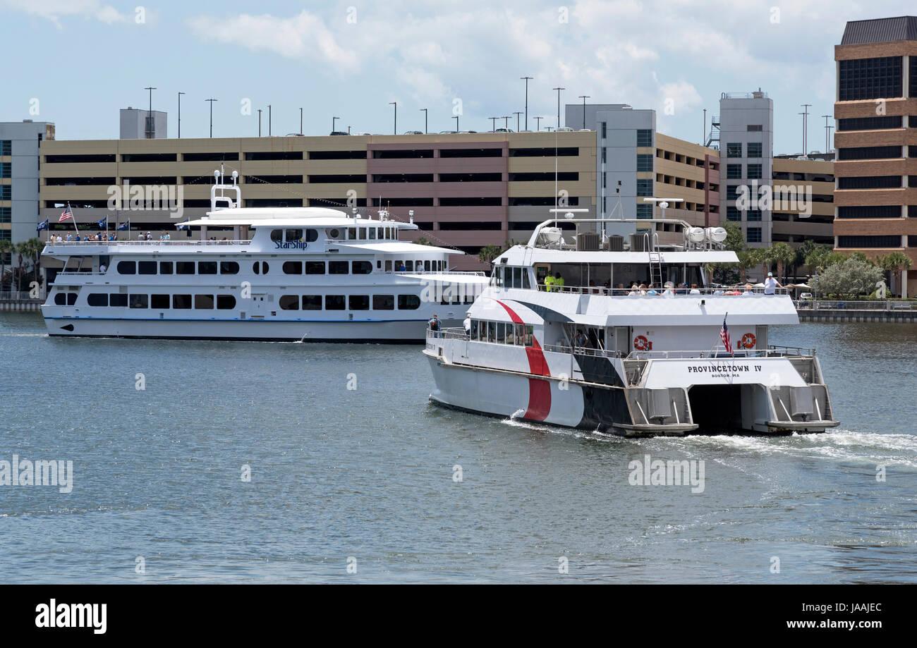 Tampa Florida USA. Una vista di poppa del veloce traghetto passeggeri a Provincetown IV in uscita verso San Pietroburgo dal centro di Tampa. Aprile 2017 Foto Stock