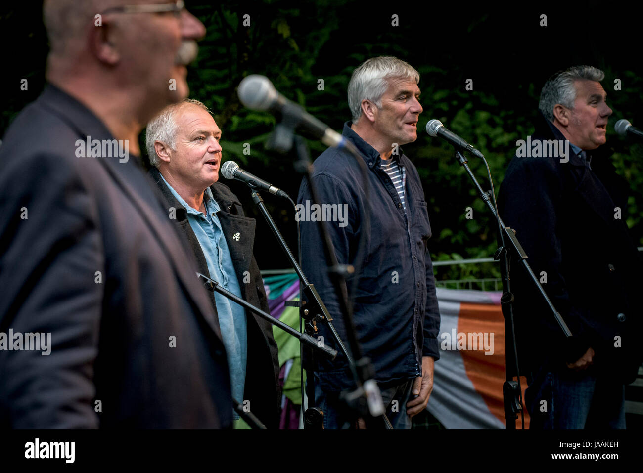 Fisherman's amici cantando in giardino Trebah anfiteatro in Cornovaglia. Foto Stock