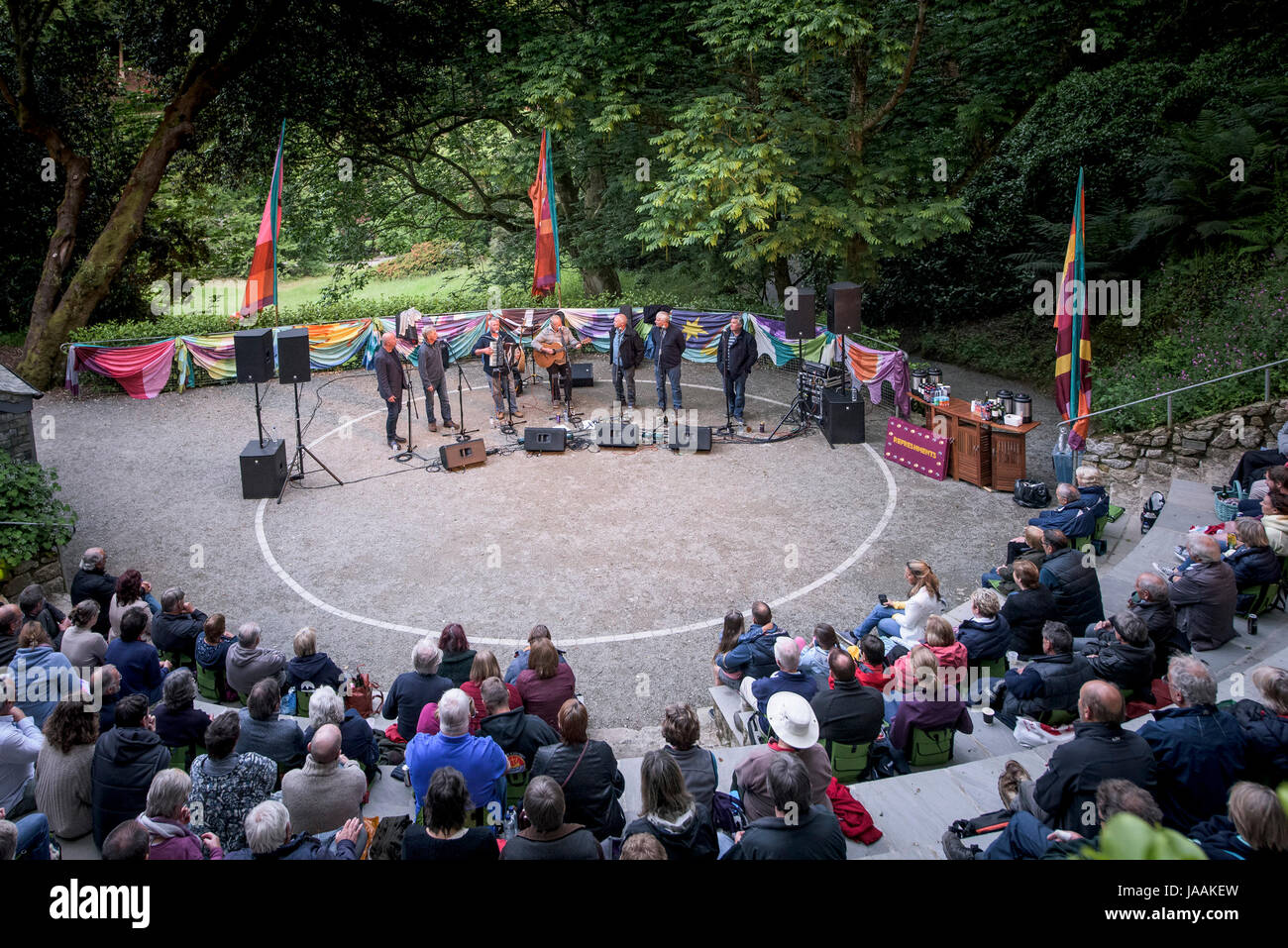 Fisherman's amici cantando in giardino Trebah anfiteatro in Cornovaglia. Foto Stock