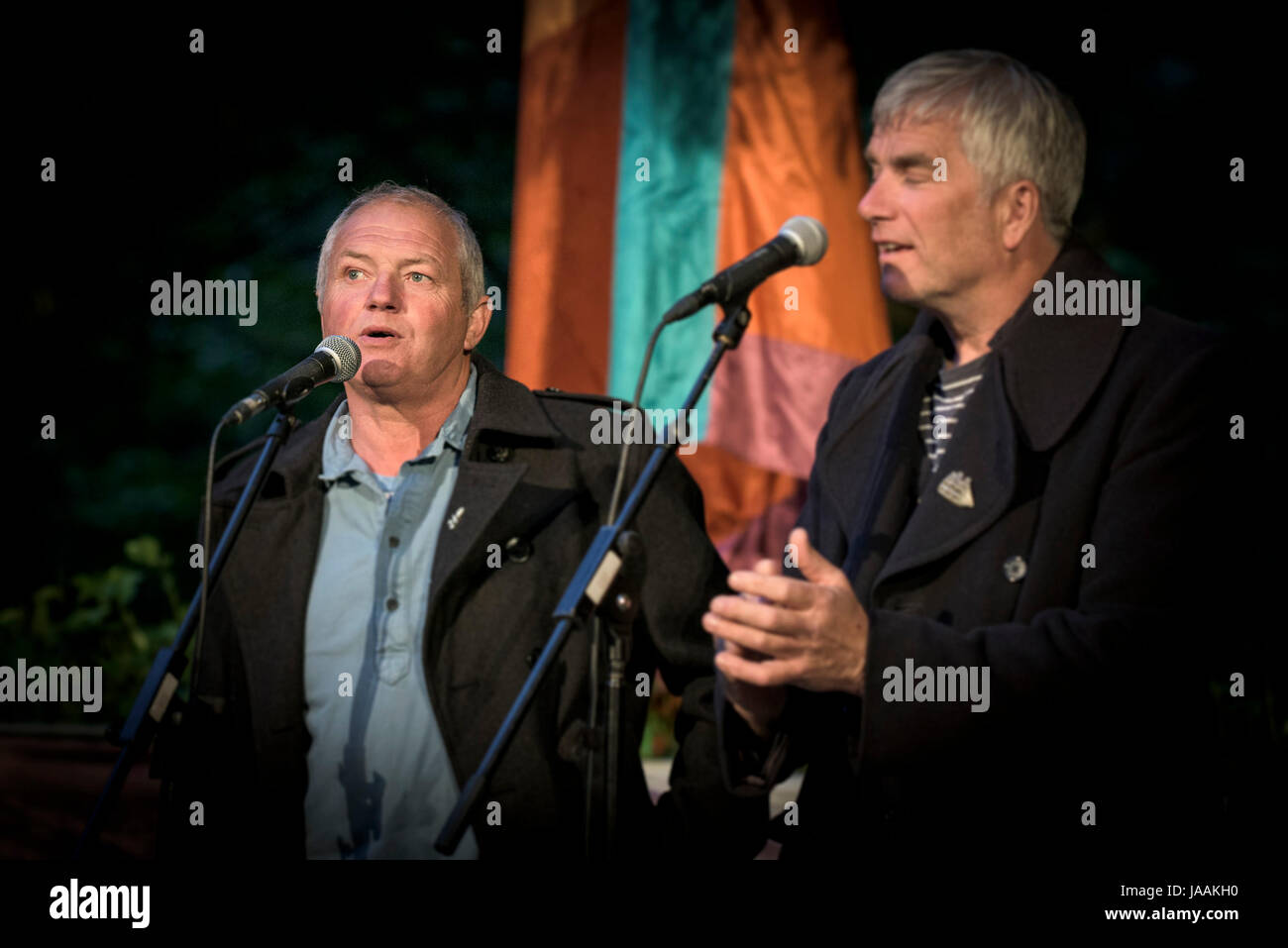 John Lethbridge e Jeremy marrone da Fisherman's amici cantando in giardino Trebah anfiteatro in Cornovaglia. Foto Stock