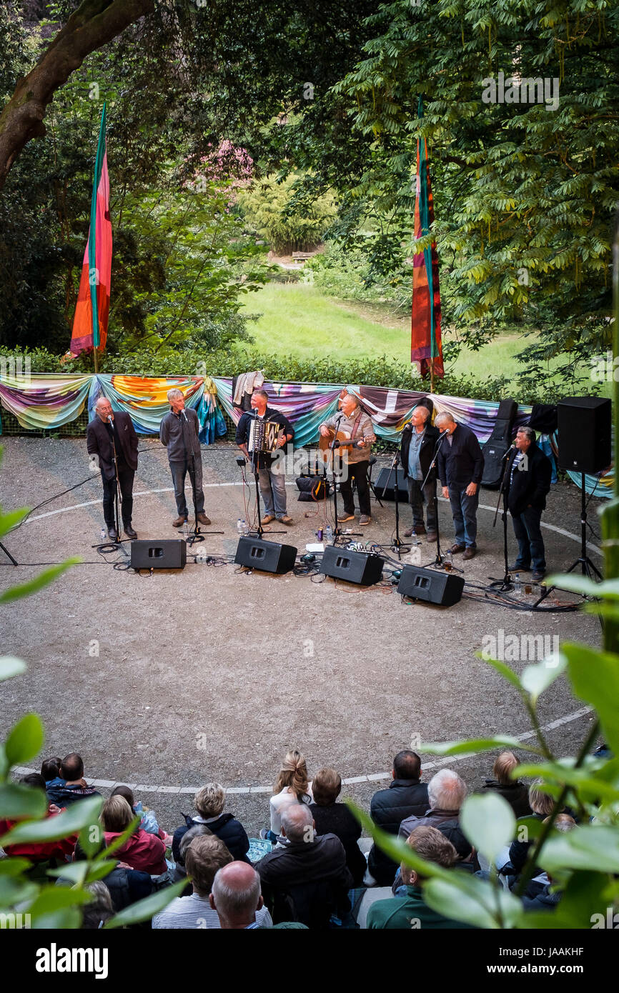 Fisherman's amici cantando in giardino Trebah anfiteatro in Cornovaglia. Foto Stock