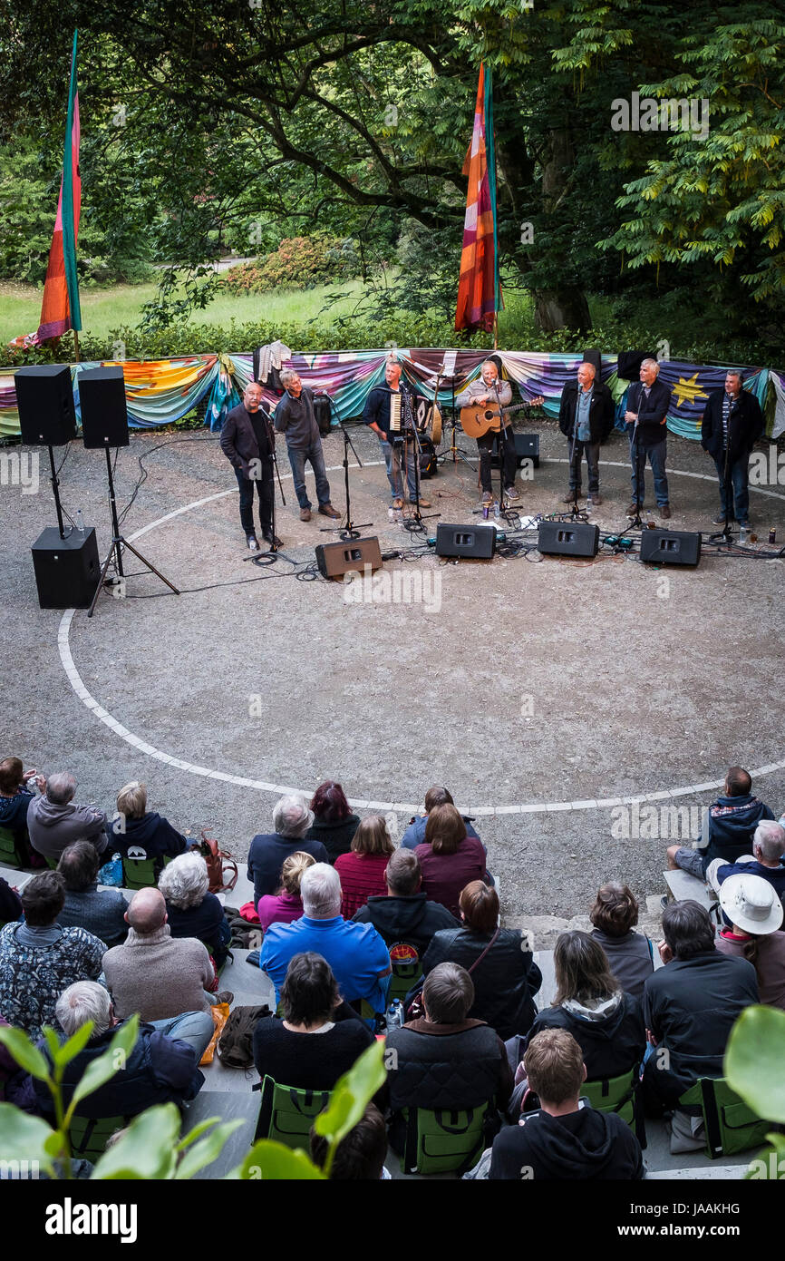 Fisherman's amici cantando in giardino Trebah anfiteatro in Cornovaglia. Foto Stock