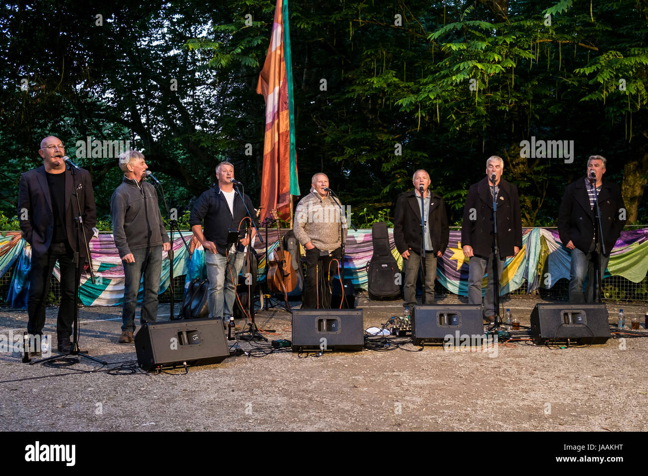 Fisherman's amici cantando in giardino Trebah anfiteatro in Cornovaglia. Foto Stock