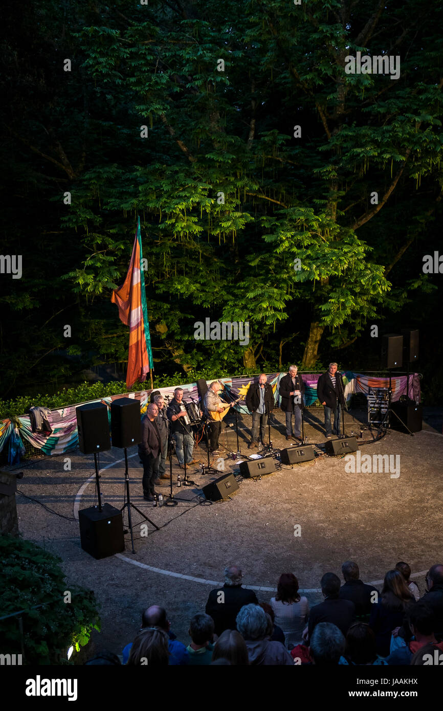 Fisherman's amici cantando in giardino Trebah anfiteatro in Cornovaglia. Foto Stock