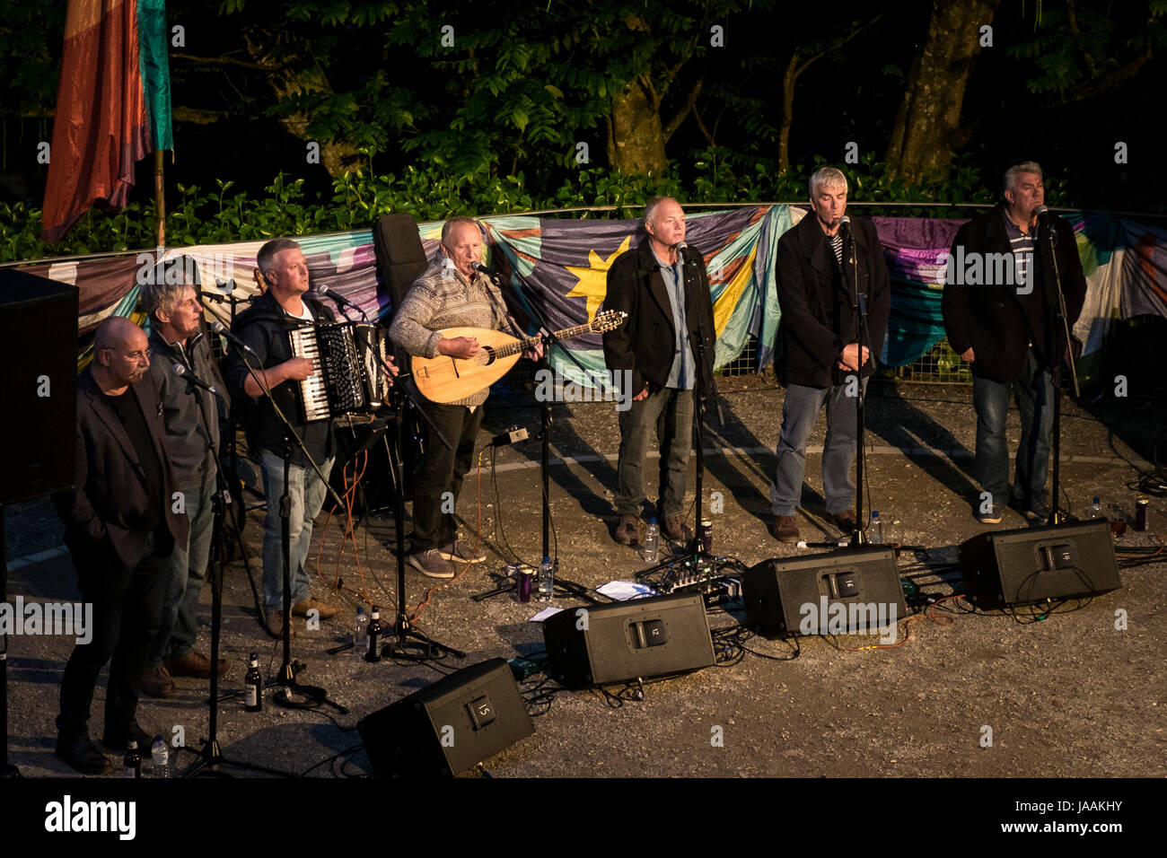Fisherman's amici cantando in giardino Trebah anfiteatro in Cornovaglia. Foto Stock