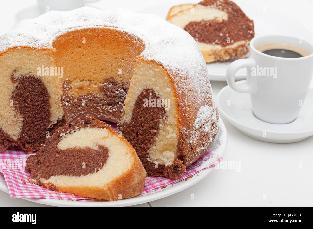 Tradizionali fatti in casa torta di marmo - Gugelhupf e tazza di caffè espresso Foto Stock