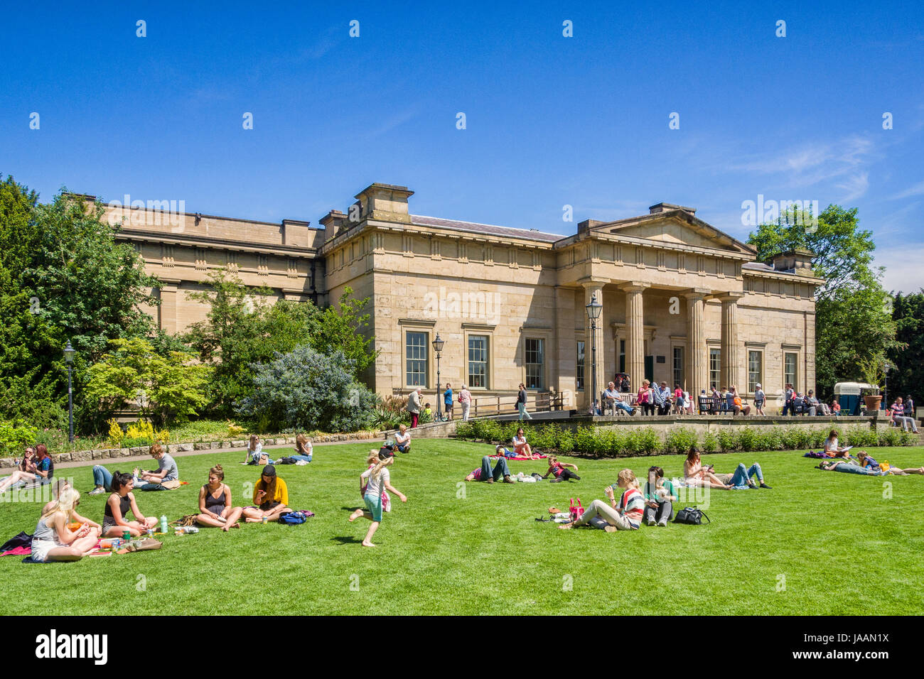 31 Maggio 2017: York, North Yorkshire, Inghilterra, Regno Unito - Persone di tutte le età rilassante in una giornata di sole nel Museo Giardini di fronte al Museo dello Yorkshire in Foto Stock