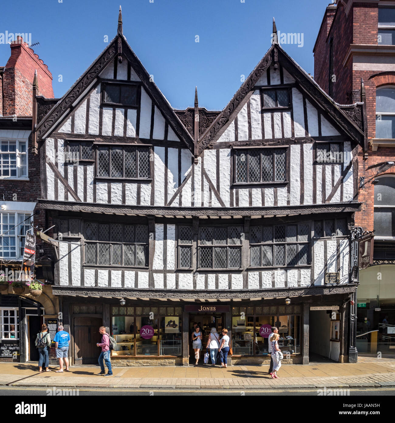 31 Maggio 2017: York, North Yorkshire, Inghilterra, Regno Unito - Sir Thomas Herbert's House, pavimentazione, York, North Yorkshire, Inghilterra, Regno Unito. Questa casa del XVI secolo n. Foto Stock