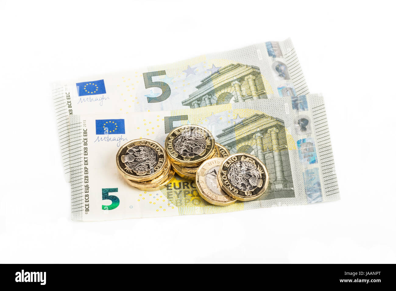 British una sterlina monete sulle banconote in euro Foto Stock