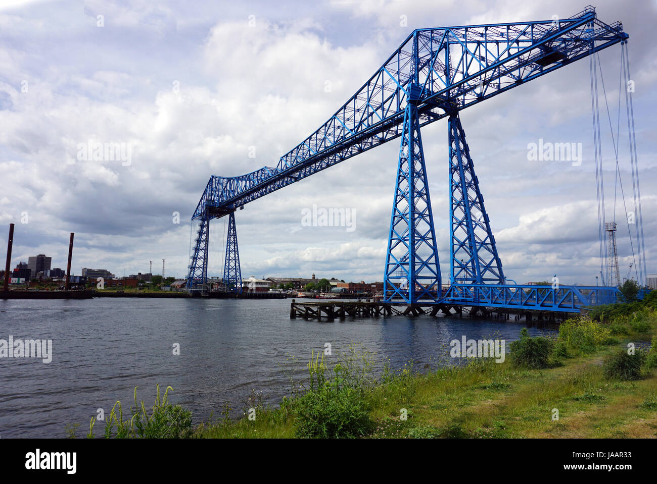 Middlesbrough persone e auto a supporto di metallo vecchio e storico Fiume Tees Transporter Bridge Foto Stock