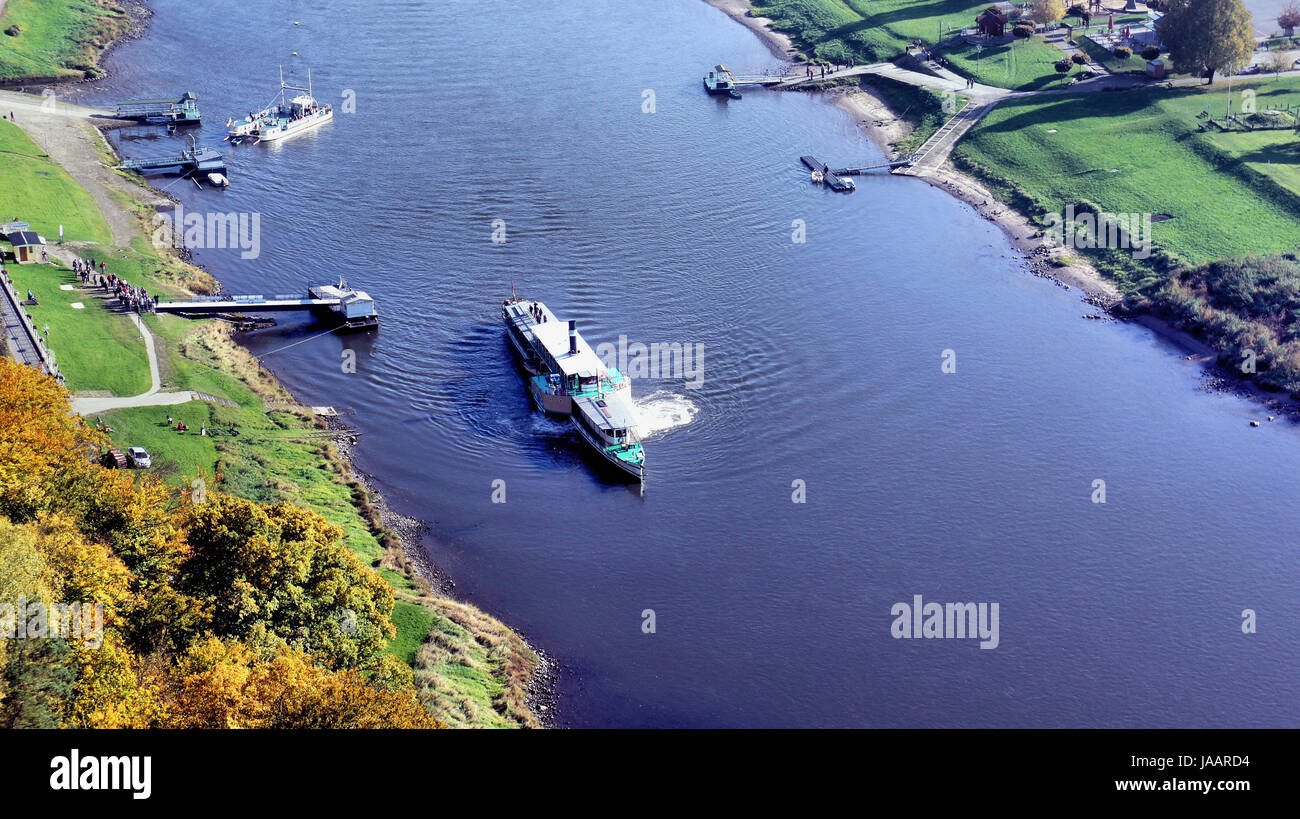 Blick auf die Elbe; Laubwälder bunte, auf der Elbe ein Dampfer der Sächsischen Dampfschifffahrt vista sull'Elba; coloratissimi boschi di latifoglie, sull'Elba un battello a vapore del Sassone Steamship Company Foto Stock