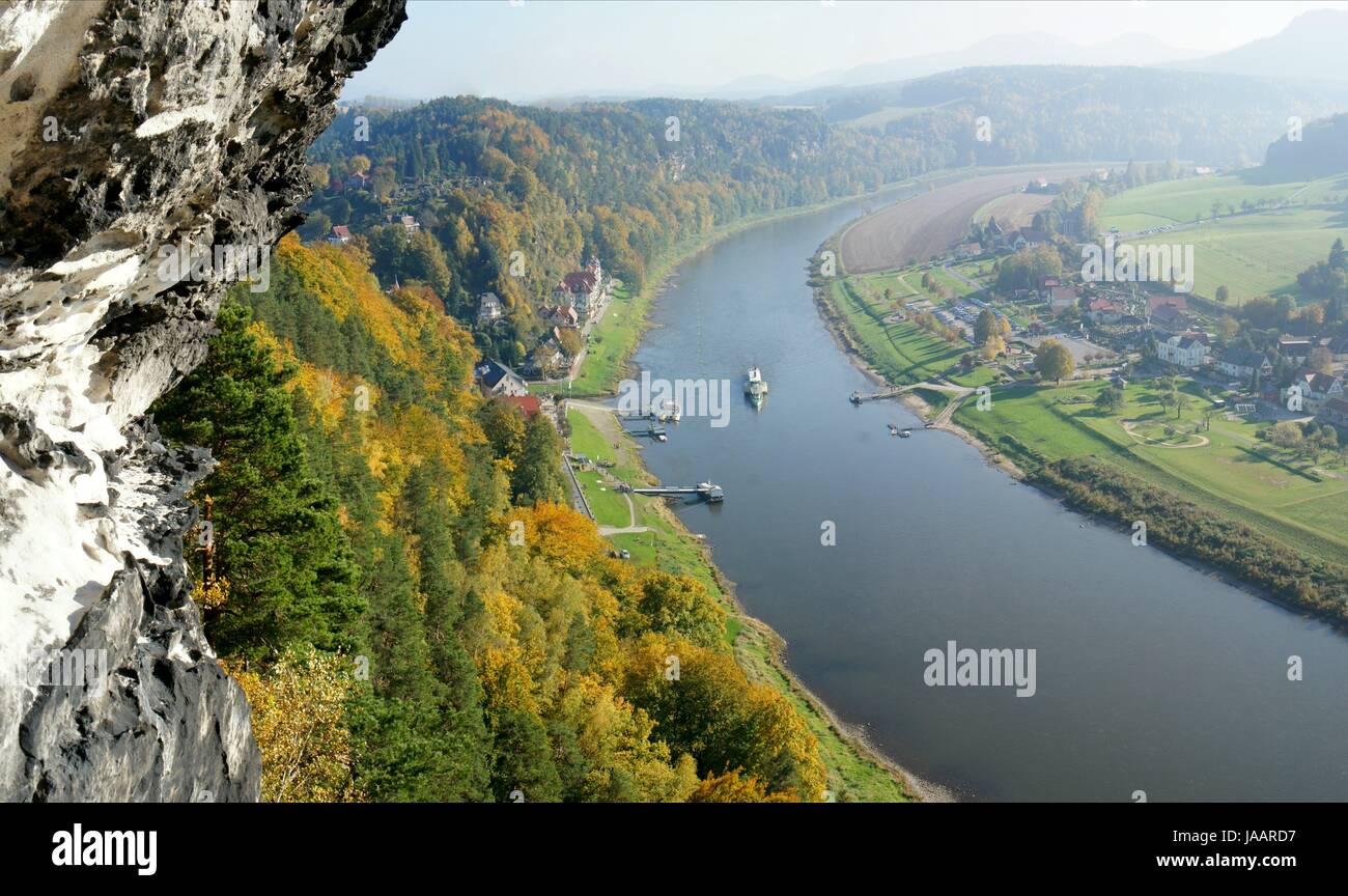 Blick von der Bastei auf die Elbe; Laubwälder bunte, auf der Elbe ein Dampfer der Sächsischen Dampfschifffahrt; vista dal Bastei sull'Elba; coloratissimi boschi di latifoglie, sull'Elba un battello a vapore del Sassone Steamship Company Foto Stock
