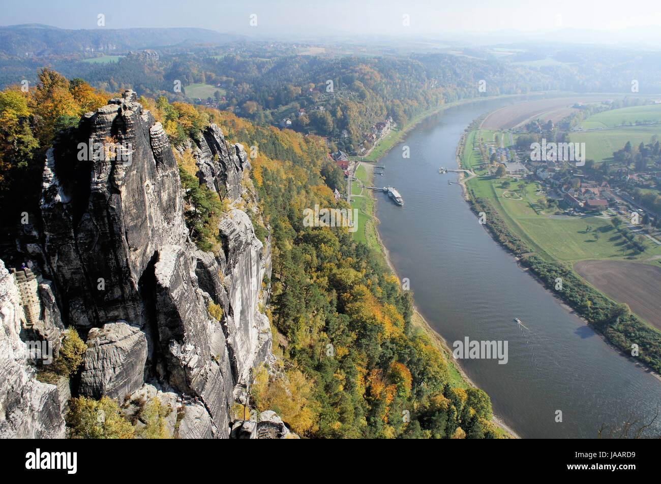 Blick von der Bastei auf die Elbe; Laubwälder bunte, auf der Elbe ein Dampfer der Sächsischen Dampfschifffahrt; vista dal Bastei sull'Elba; coloratissimi boschi di latifoglie, sull'Elba un battello a vapore del Sassone Steamship Company Foto Stock