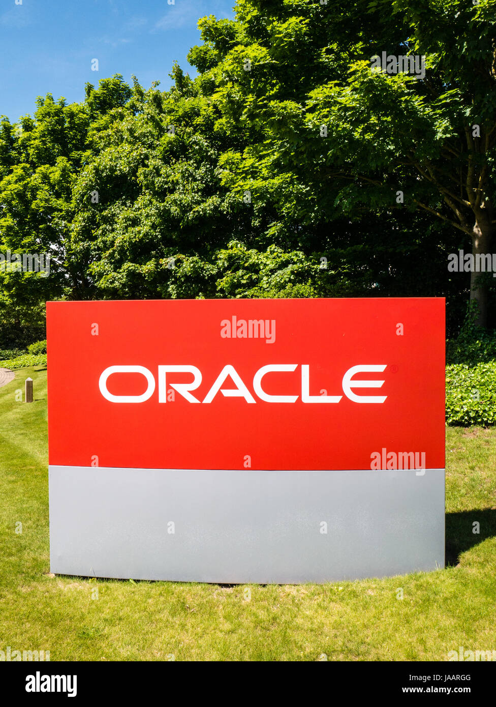 Segno di Oracle, al di fuori del Regno Unito capo ufficio, Reading, Berkshire, Inghilterra, Regno Unito, GB. Foto Stock
