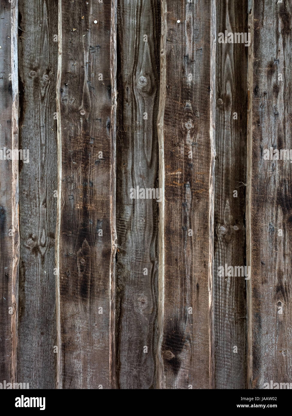 Tavole di una parete in legno come sfondo. Il legno vecchio di un fienile, Planken einer Holzwand als Hintergrund. Altholz einer Scheune Foto Stock