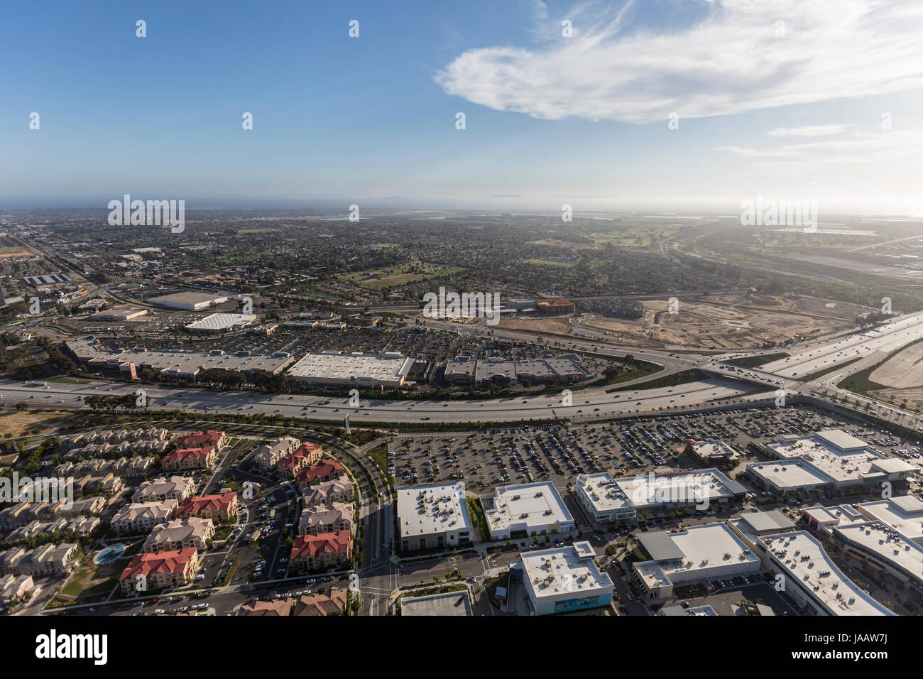 Oxnard in California, Stati Uniti d'America - 27 Maggio 2017: vista aerea delle abitazioni, degli edifici e dei centri per lo shopping lungo la Ventura Superstrada 101. Foto Stock