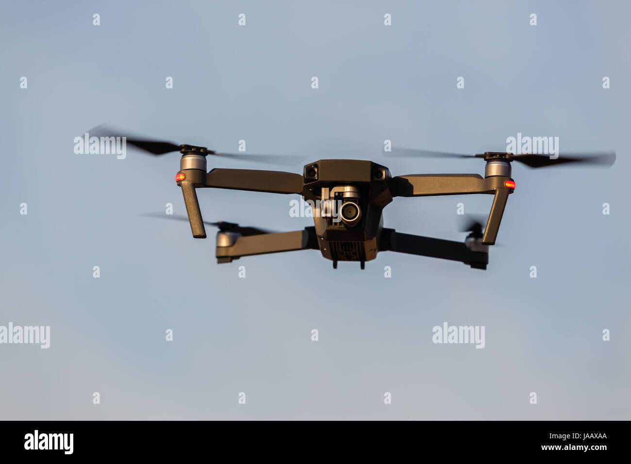 Drone telecamera aeromobili battenti closeup blue sky. Foto Stock