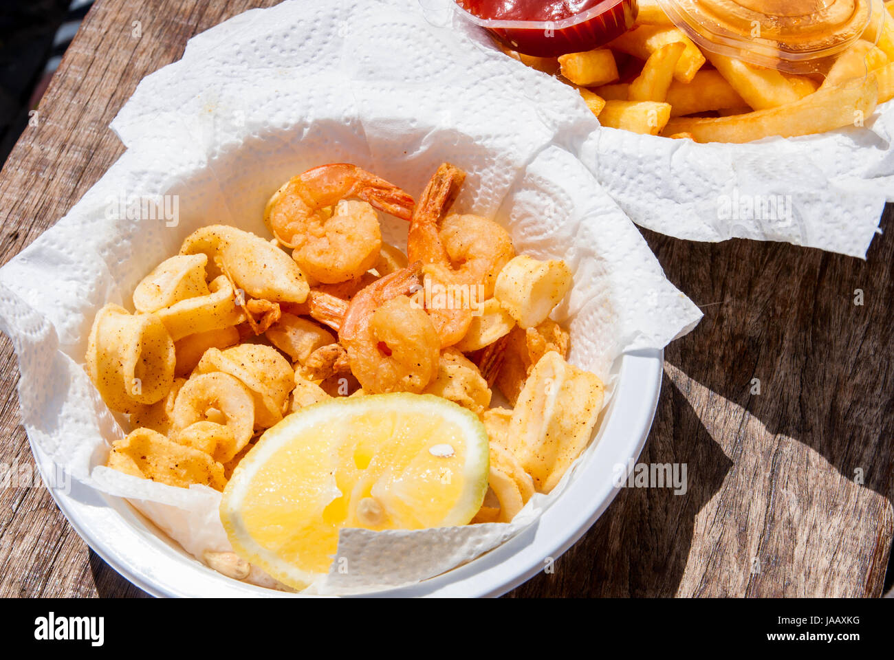 Croccanti Calamari E Gamberetti Nella Piastra Biancail Pesce Fritto