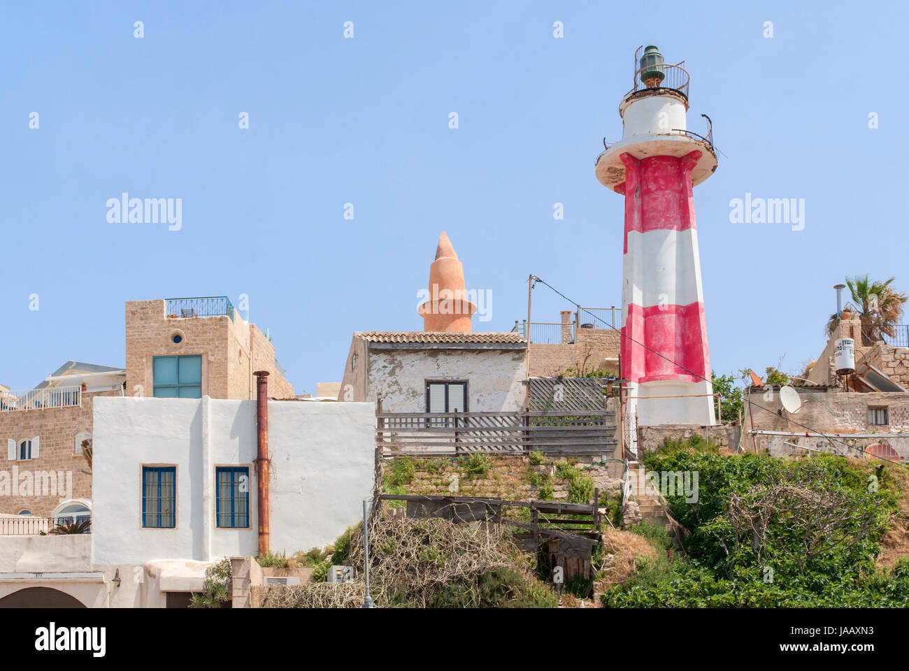 Rosso e Bianco inattivo vecchio faro, sulla cima di una collina al di sopra del vecchio porto di Jaffa, Israele Foto Stock