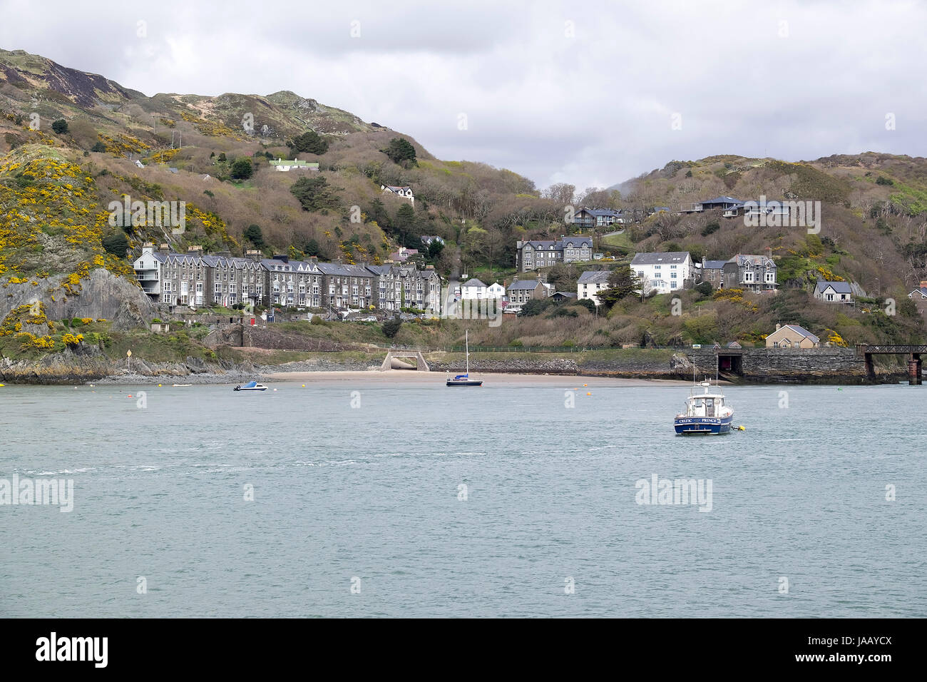 Viste di barmouth provenienti da tutta l'acqua Foto Stock