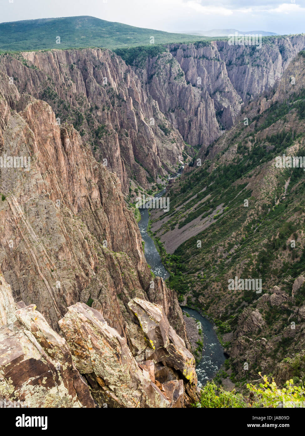 Bordo del 'Black Canyon del Gunnison' Parco Nazionale (Colorado, USA) con il fiume Gunnison giù nel canyon. Foto Stock