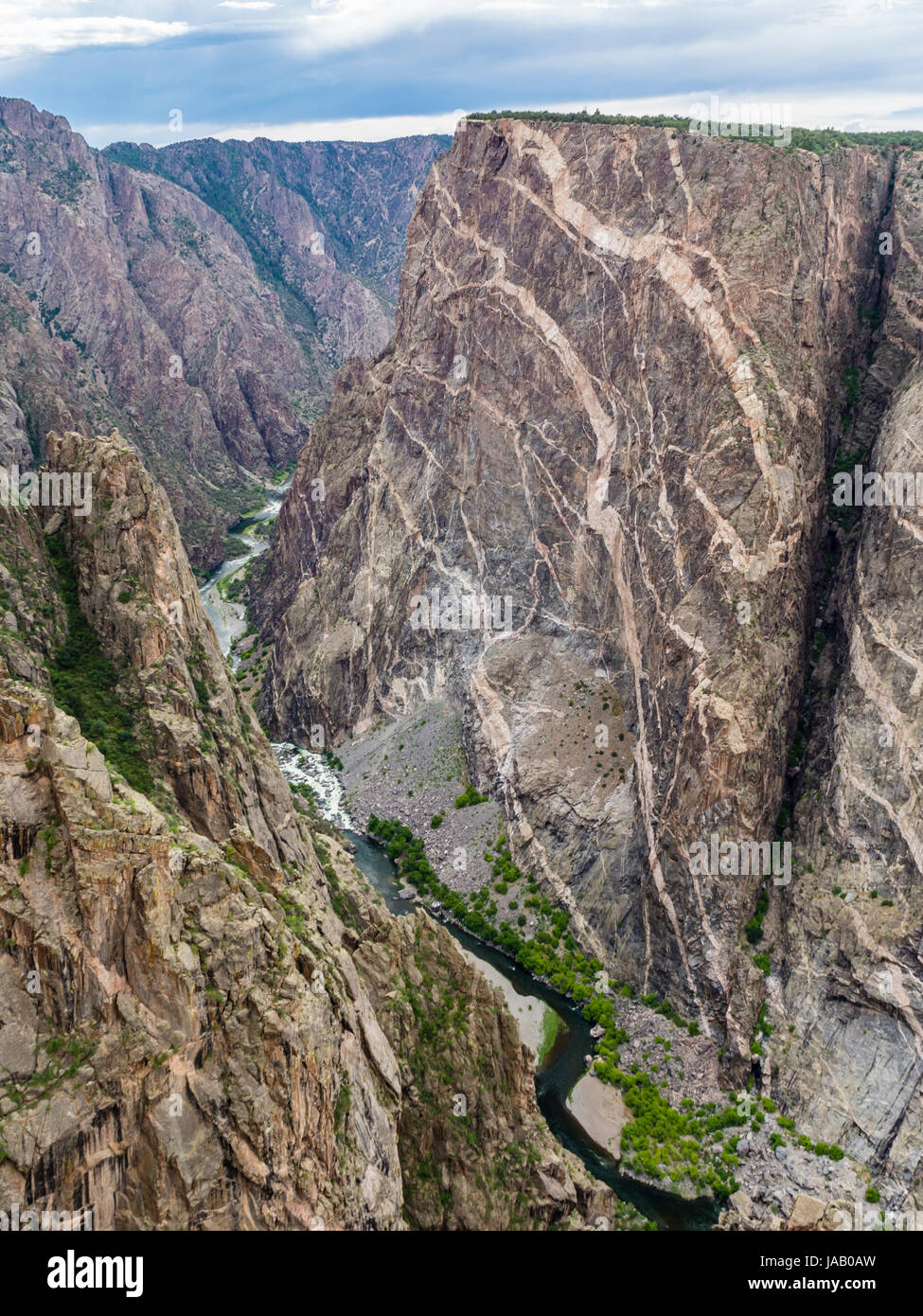 Parete dipinta sul lato nord del 'Black Canyon del Gunnison' (Colorado, USA). Esso è il più alto scogliera a strapiombo in Colorado a 2.250 piedi (690 m). Foto Stock