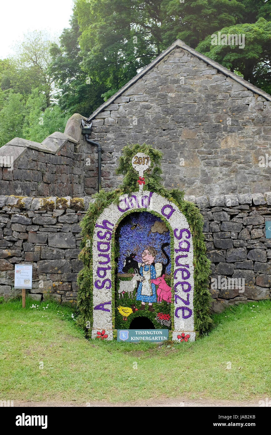 Tissington, Derbyshire, Regno Unito. Il 31 maggio 2017. Le mani ben medicazione raffigurante Cristo il primo miracolo di cambiare l'acqua in vino a Tissington nel Derby Foto Stock