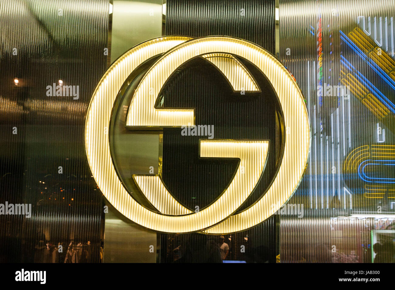 Giappone, Osaka, Shinsaibashi. Il logo Gucci in oro su vetro lato dell'edificio. Foto Stock