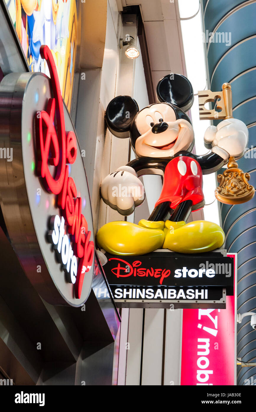 Giappone, Osaka, Shinsaibashi. Disney store emblema con Micky Mouse tenendo premuto il tasto d'oro. Foto Stock