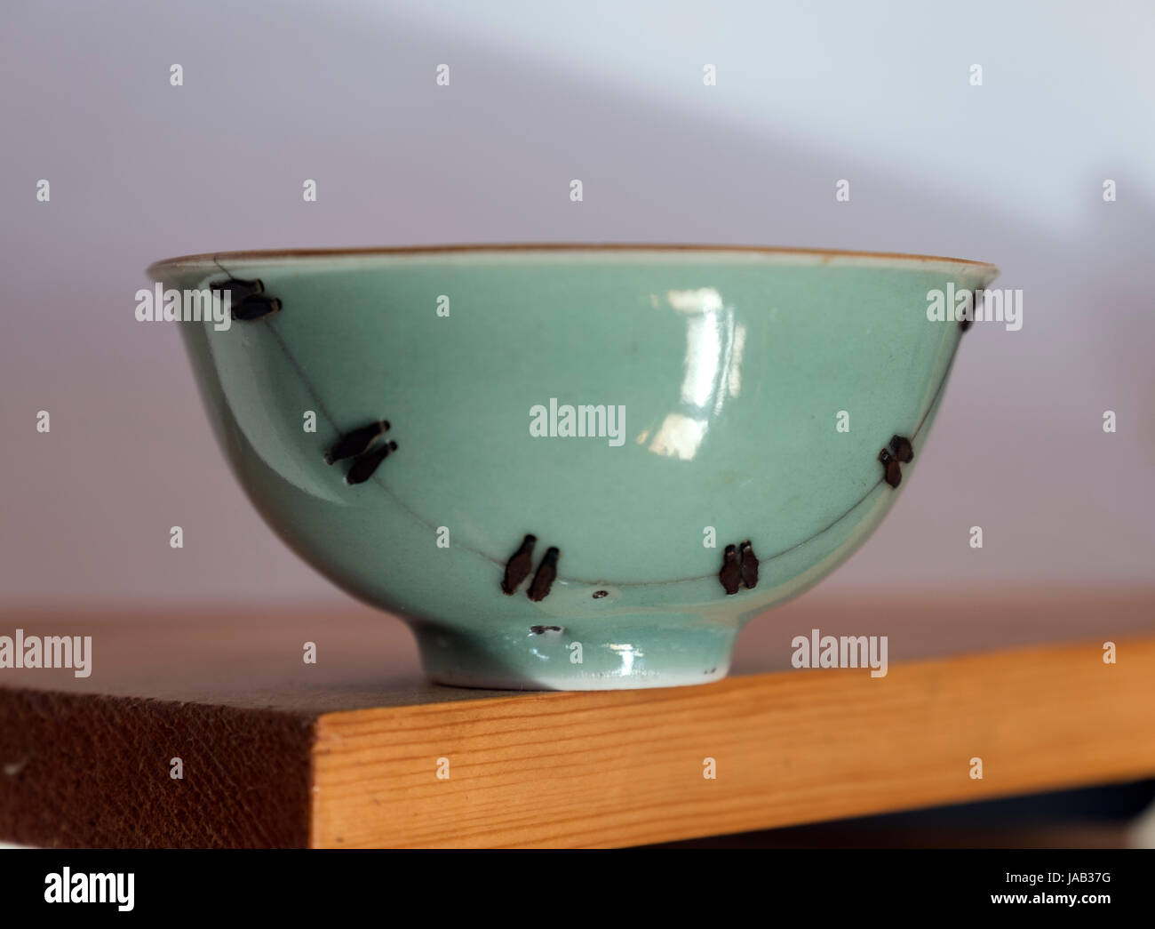 La rottura di un vaso di porcellana dalla Dinastia Qing (1644-1912) era stato riparato saldamente con il cinese tradizionale Ju Ci artigianato. Foto Stock
