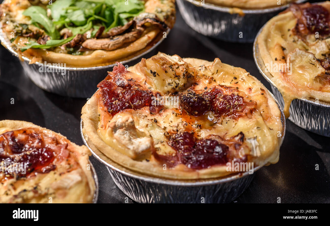 Brie e cranberry canapes. Foto Stock