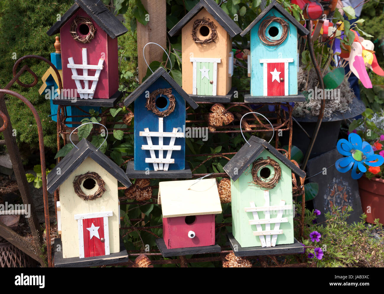 Birdhouses per la vendita ad una bancarella per la strada al di fuori di Ogunquit, Maine, Stati Uniti d'America. Foto Stock