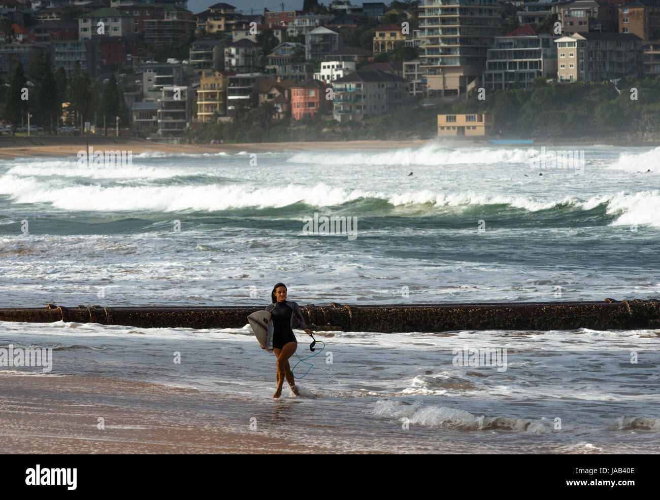 Surfisti a Manly Beach in un giorno di tempesta. Periferia nord di Sydney, NSW, Australia. Foto Stock