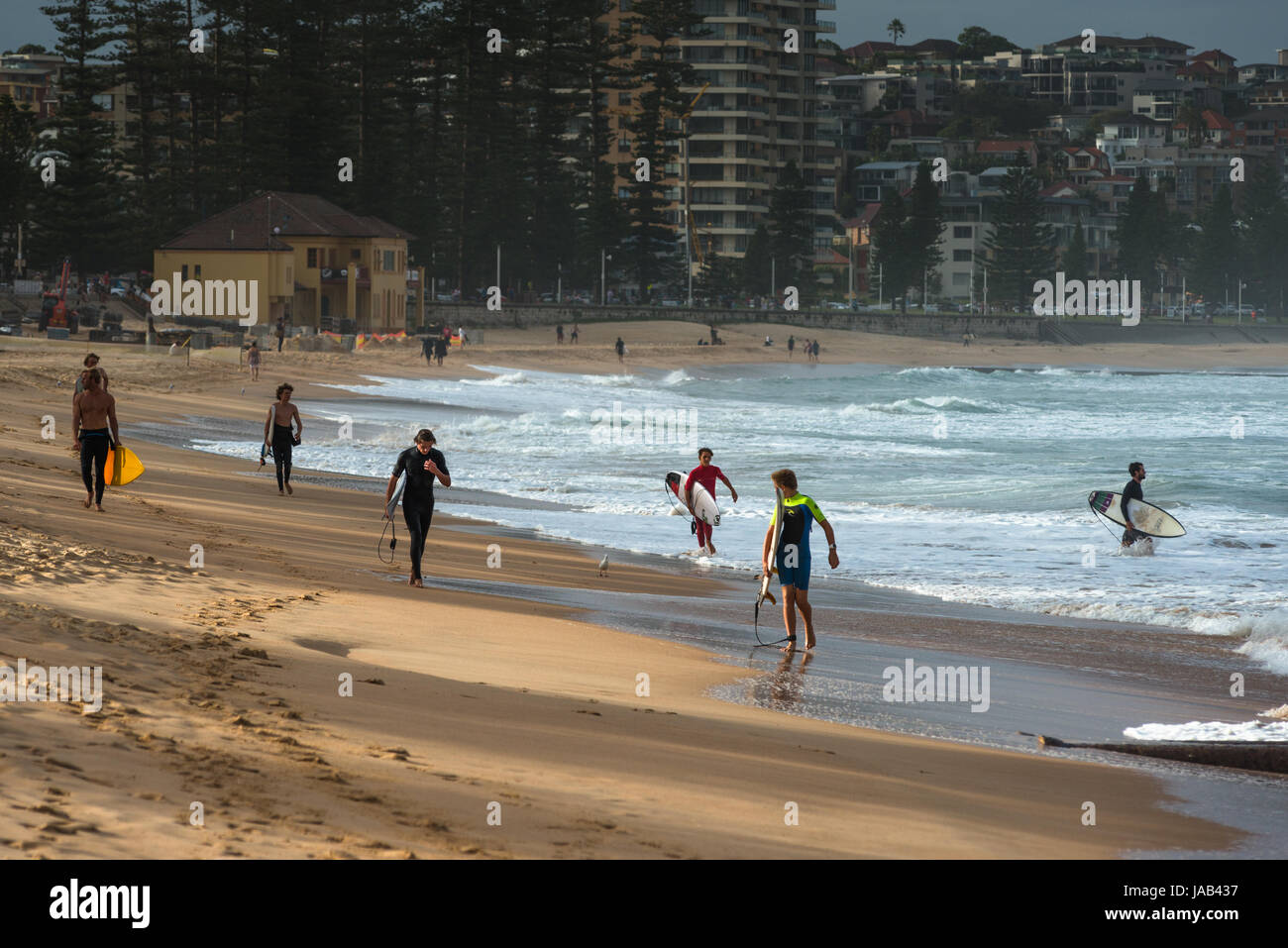 Surfisti a Manly Beach in un giorno di tempesta. Periferia nord di Sydney, NSW, Australia. Foto Stock