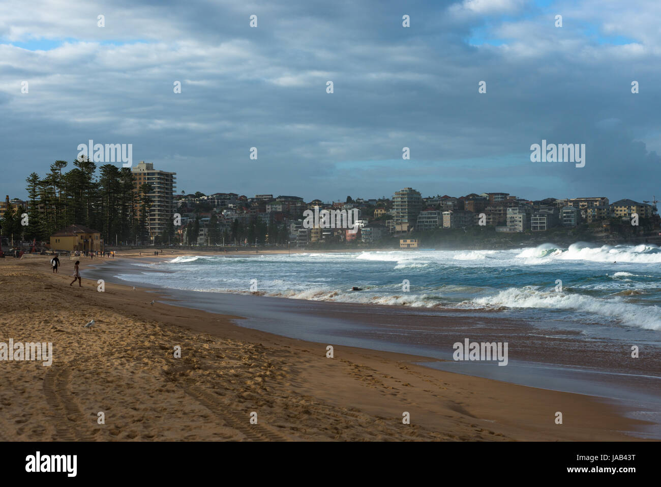 Manly Beach in un giorno di tempesta. Le spiagge del nord di Sydney, Australia. Foto Stock