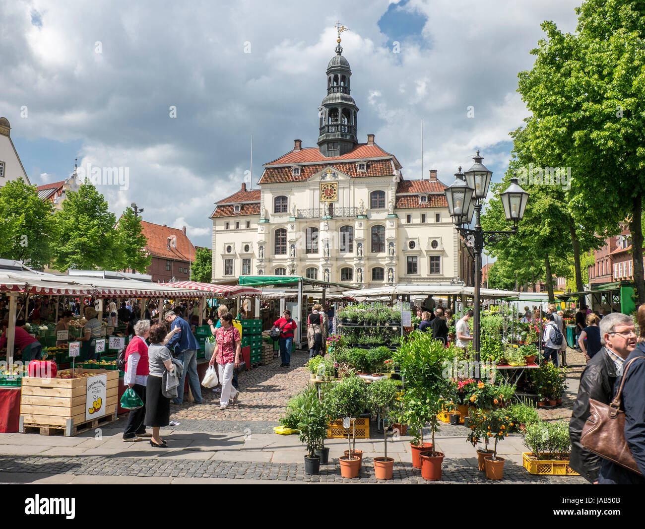 Strada sul mercato Marktplatz a Lüneburg, Bassa Sassonia, Germania. Foto Stock