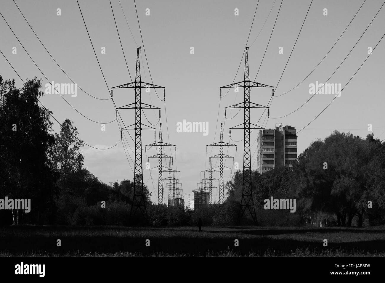 Cupo technogenic bianco e nero paesaggio con l'immagine di ETL linea di trasmissione di potenza e man Foto Stock