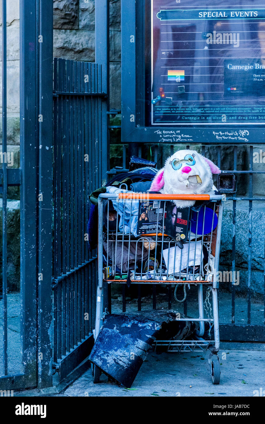 Carrello pieno di senzatetto di averi, Carnegie Centre, Vancouver, British Columbia, Canada. Foto Stock
