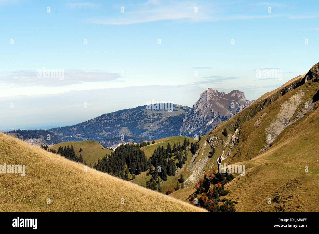 Herbst in den Bergen Tannheimer in Tirolo, Oesterreich, im Hintergrund der Aggenstein und der Breitenstein in Bayern, Deutschland Autunno in Tannheim montagne del Tirolo, Austria, sullo sfondo la Aggenstein e Breitenstein in Baviera, Germania Foto Stock