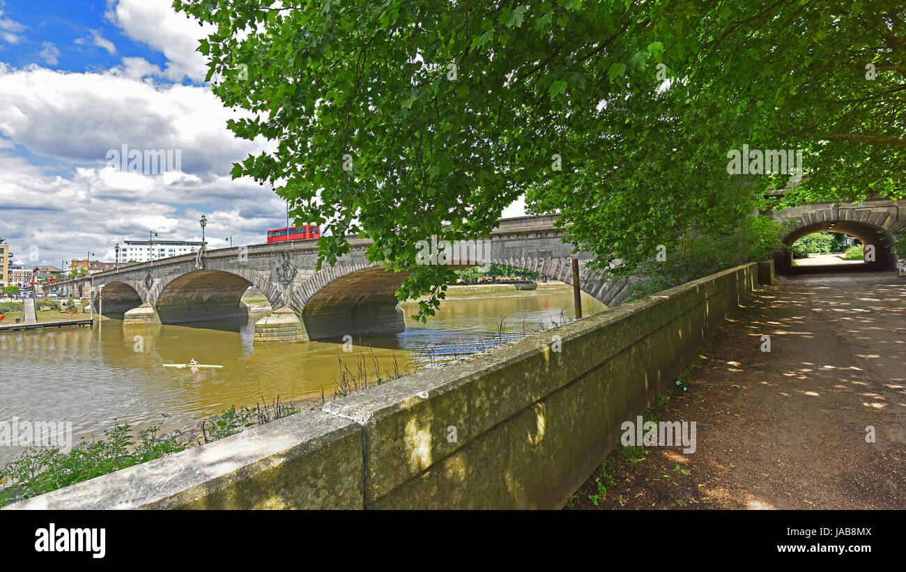 Thames Path al Kew Bridge Foto Stock