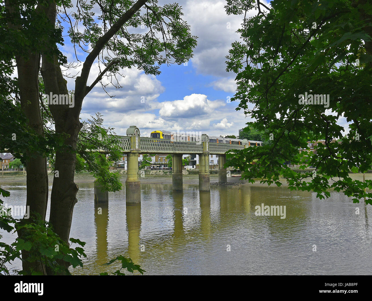 Il fiume Tamigi e Kew ponte ferroviario a bassa marea da Thames Path Foto Stock